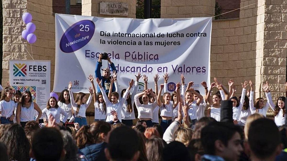 Alumnos participan en una de las actividades llevadas a cabo desde el FEBS.