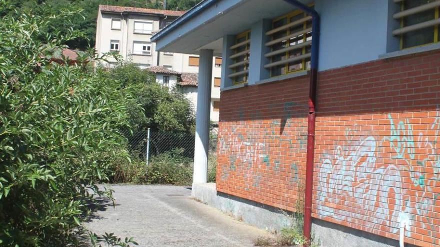 El centro de salud, con el entorno lleno de maleza.