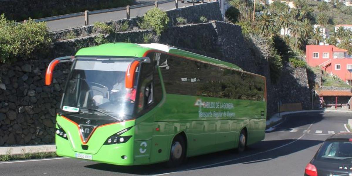 Una unidad de GuaguaGomera transita por una vía de la Isla Colombina.