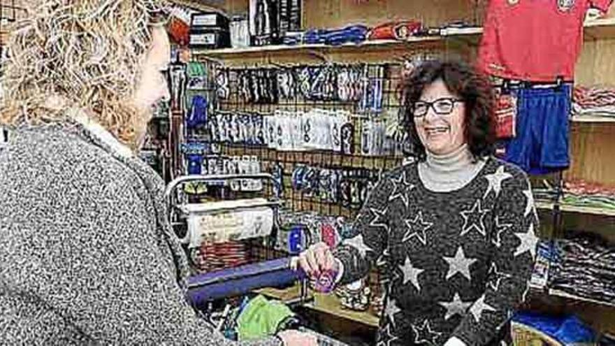 Una consumidora hace uso de la tarjeta ´Compra a casa´ en una tienda de Sant Francesc.