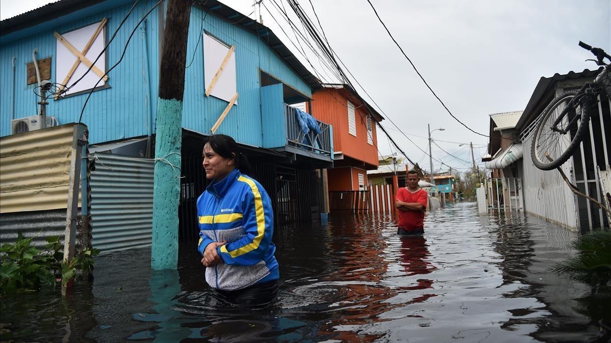 mbenach40225678 topshot   people walk accros a flooded street in juana matos170922182233