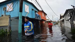 mbenach40225678 topshot   people walk accros a flooded street in juana matos170922182233