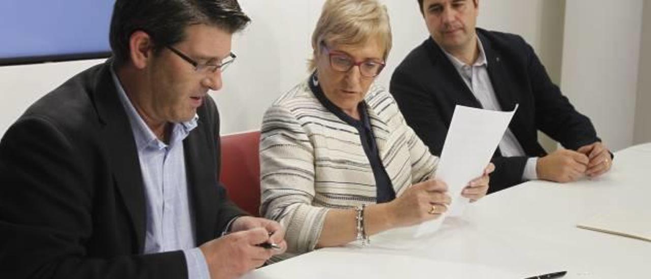 La consellera Ana Barceló y Rodríguez en la firma del convenio del hospital, en octubre pasado.
