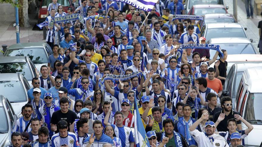 Los aficionados del Hércules se aproximan al estadio Rico Pérez en día de partido.