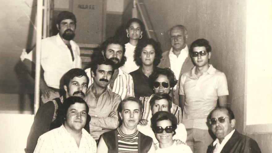 El equipo docente del Curso 75-76, José Miguel el cuarto por arriba.  | | DOMINGO J. JORGE