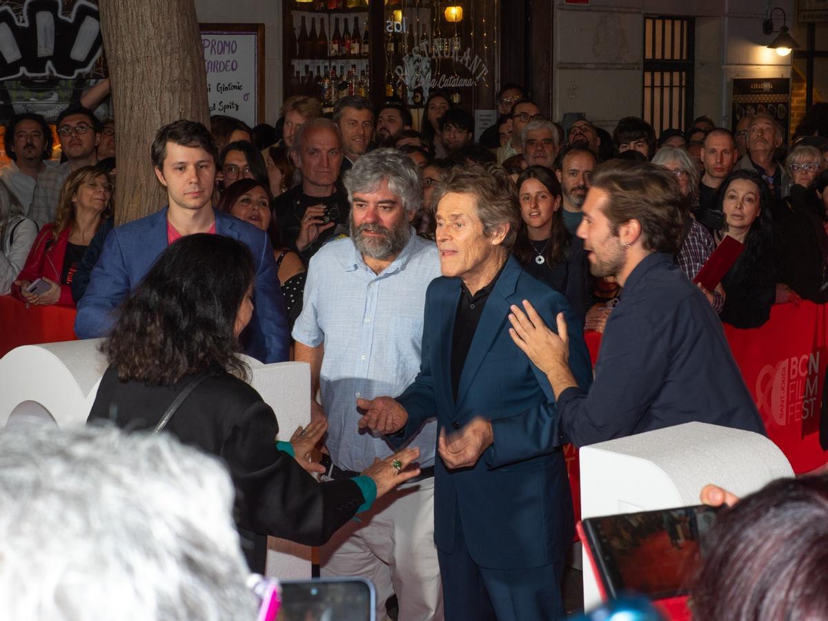 Willem Dafoe en el centro, a su derecha Carlos Cuevas y a su izquierda el director, Miguel Ángel Jiménez