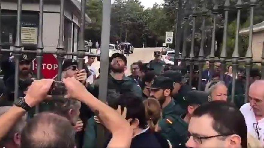 La Guardia Civil impide una concentración franquista en el Valle de los Caídos