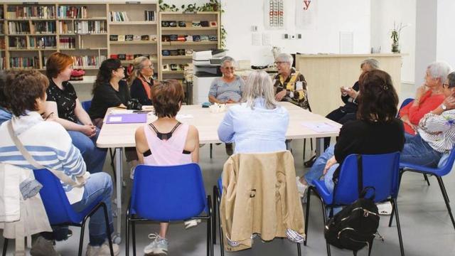 En marzo se celebraron varias sesiones en la biblioteca municipal .