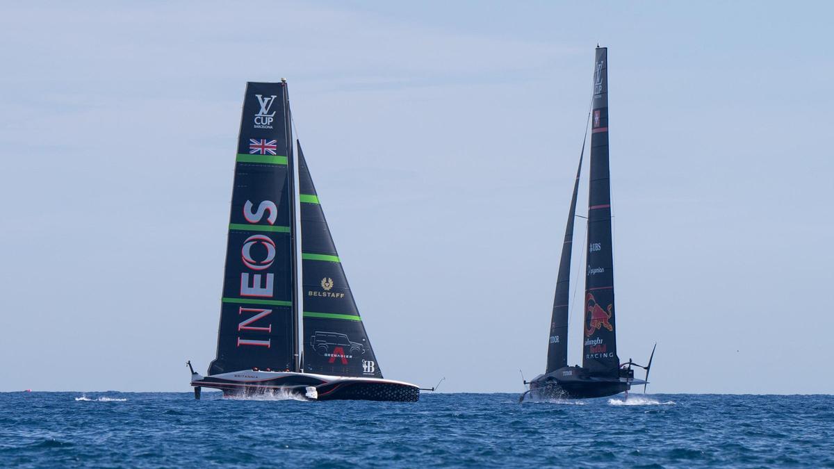 El Ineos Britannia tras haber perdido el vuelo contra Alinghi Red Bull Racing en la primera regata del día.