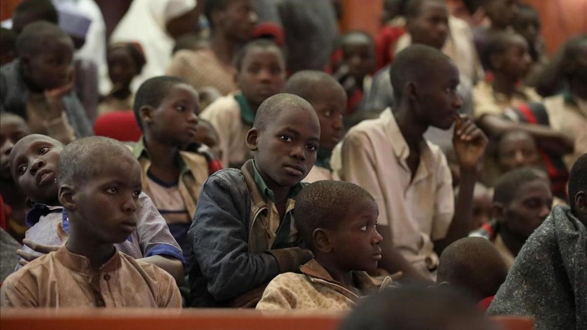 Estudiantes liberados en diciembre de 2020 junto a estudiantes de la Escuela Secundaria de Ciencias del Gobierno en Kankara Estado de Katsina Nigeria