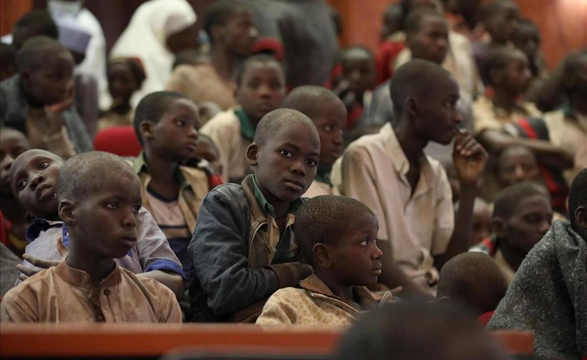 Estudiantes liberados en diciembre de 2020 junto a estudiantes de la Escuela Secundaria de Ciencias del Gobierno en Kankara Estado de Katsina Nigeria