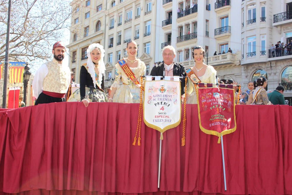 Recogida de premios de las comisiones falleras