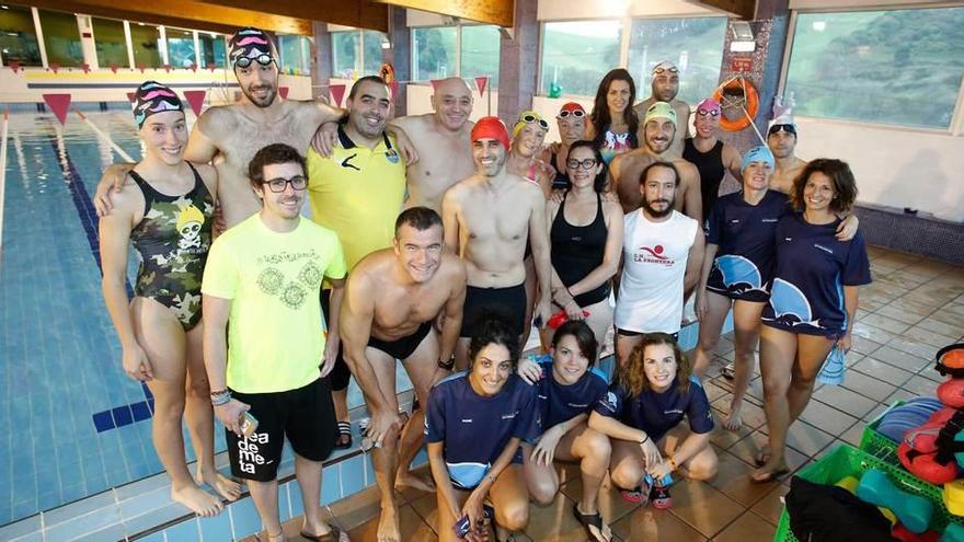 Chapuzones solidarios en la piscina de Antromero