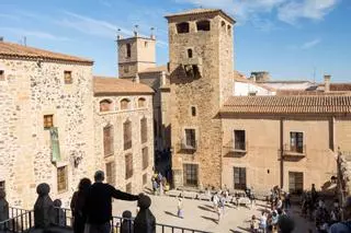 Fotogalería | Turistas en el Puente del Pilar en Cáceres