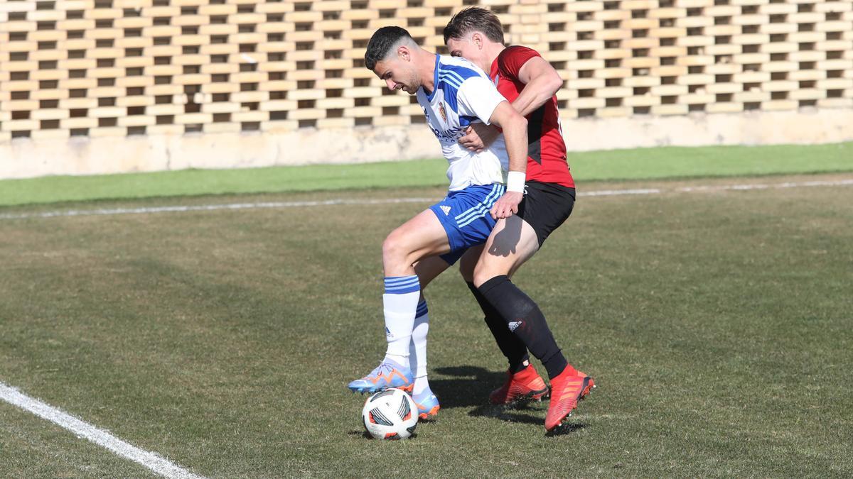 Guillem Naranjo pugna por el balón en el encuentro contra el Formentera.