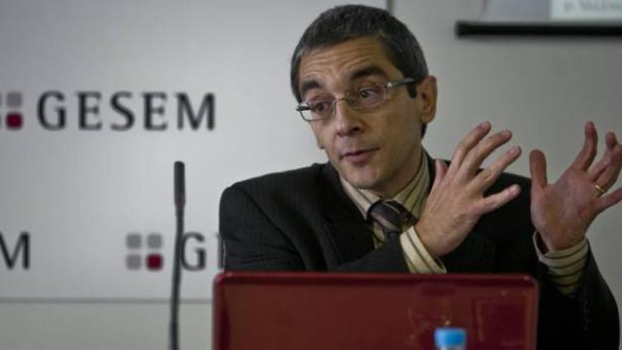 El catedrático de Análisis Económico Joaquín Maudos abordó ayer en Elche la situación financiera del país.
