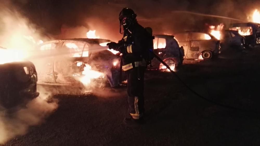 Un fuego calcina 26 coches en Jinámar