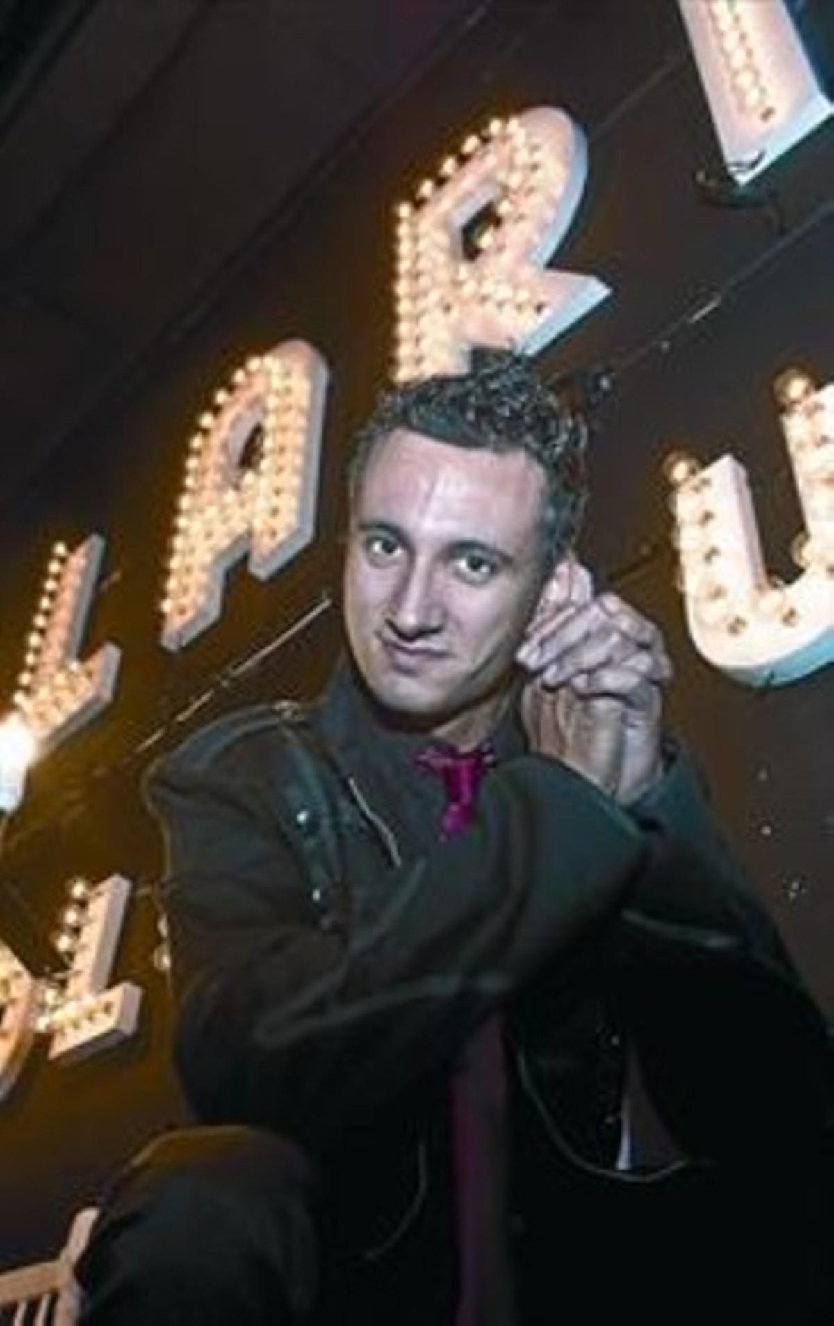 Il·luminat 8 El Mag Lari, sota el seu nom a l’entrada del Coliseum.