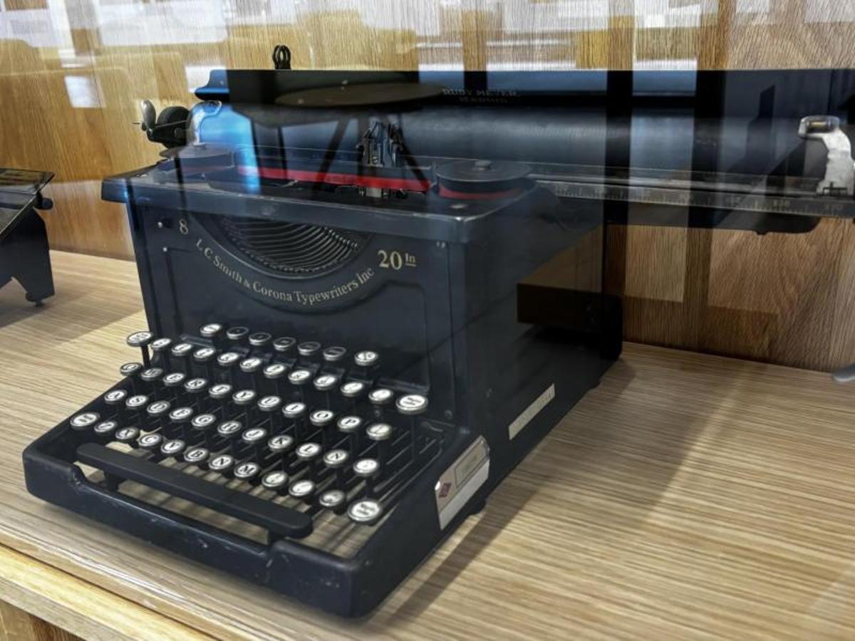 Máquina de escribir antigua de la exposición 'Las Sedes de Metro'
