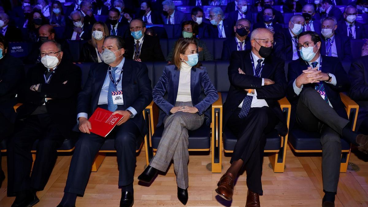 La ministra de Transportes, Raquel Sánchez, sentada entre Vicente Boluda y Juan Roig, durante el acto.