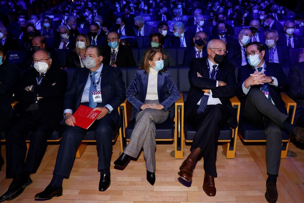 La ministra de Transportes, Raquel Sánchez, sentada entre Vicente Boluda y Juan Roig, durante el acto.