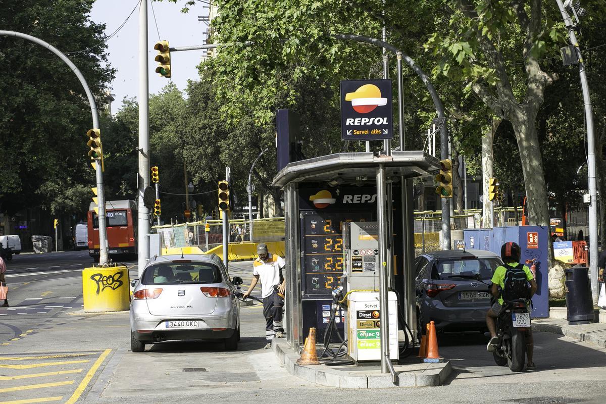 La gasolinera de Diagonal con paseo de Sant Joan, este viernes.