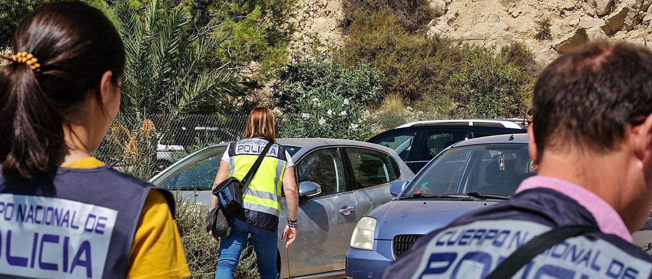 Policías en la zona donde ocurrieron los hechos, en una fotografía de archivo. | ÁXEL ÁLVAREZ