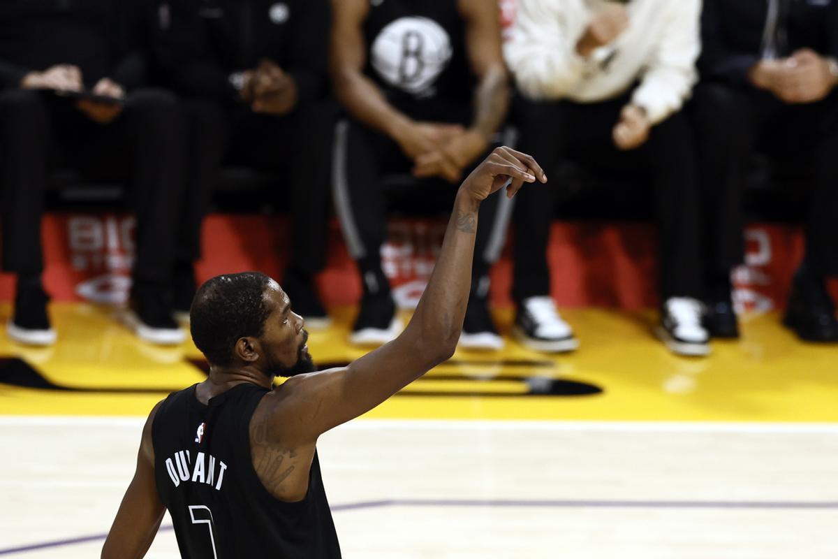 Kevin Durant después de lanzar a canasta en el Brooklyn Nets vs Los Angeles Lakers