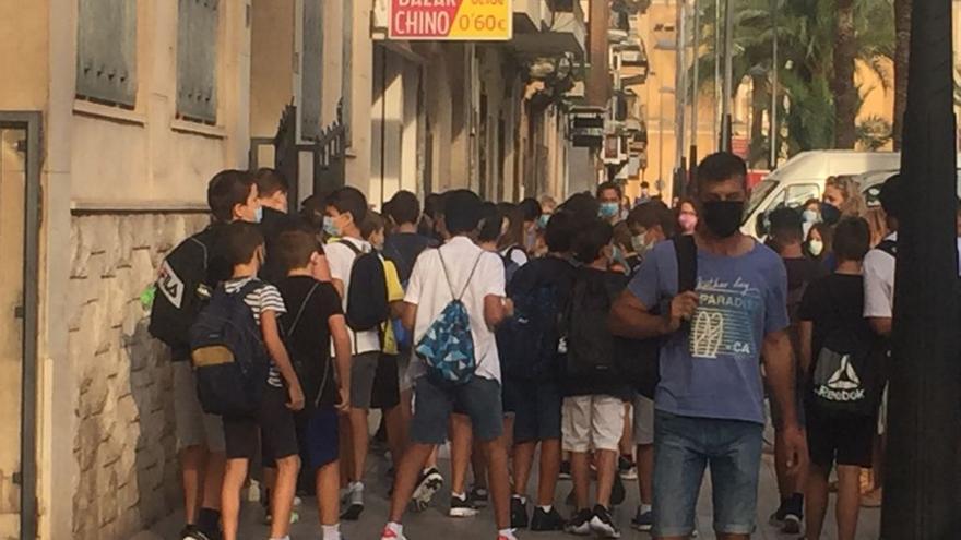 Aglomeración a la entrada de un colegio en Torrent.