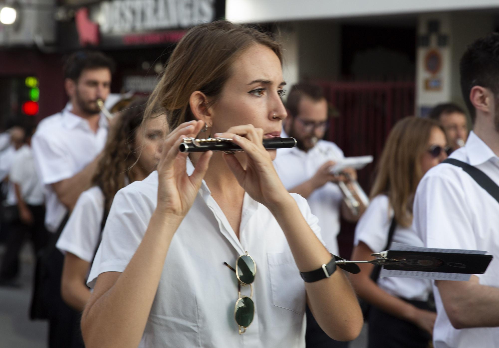 Arrancan las Fiestas de los Moros Y Cristianos de San Blas con la entrada de bandas y el Homenaje a los festeros fallecidos