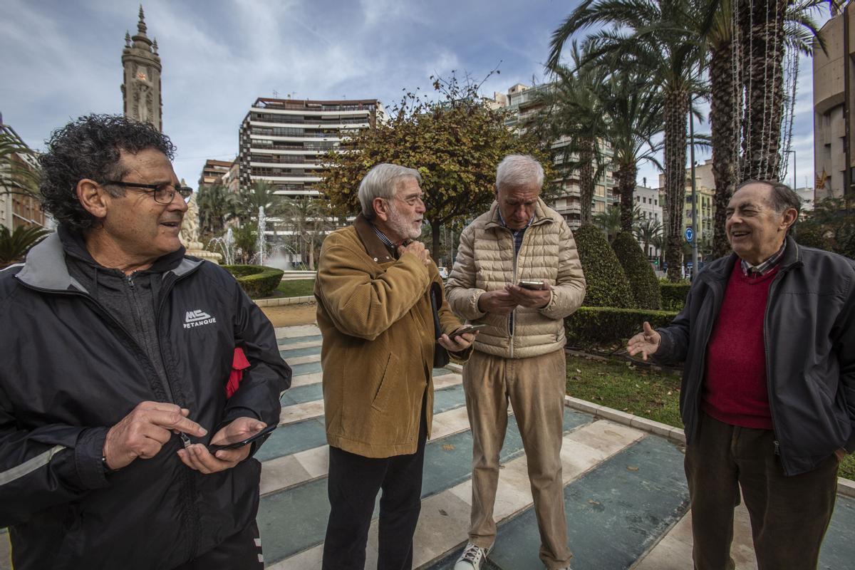 El colectivo reivindica más formación en internet para los mayores