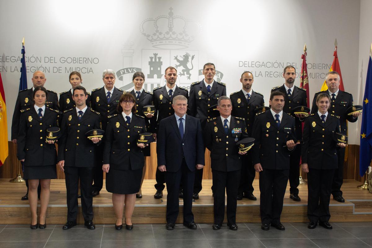 Foto de familia de las nuevas incorporaciones a la plantilla, este lunes junto al delegado Vélez y al jefe superior Del Olmo.