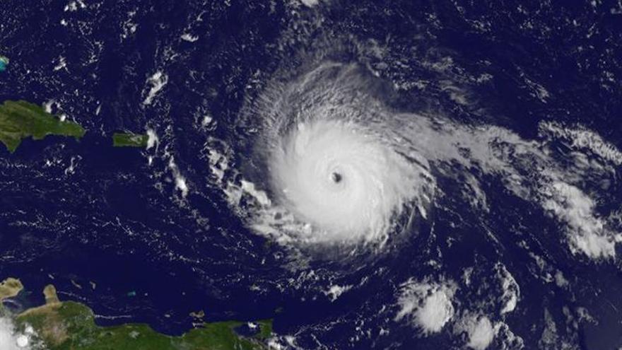 El poderoso huracán Irma, de categoría 5, atraviesa el Caribe