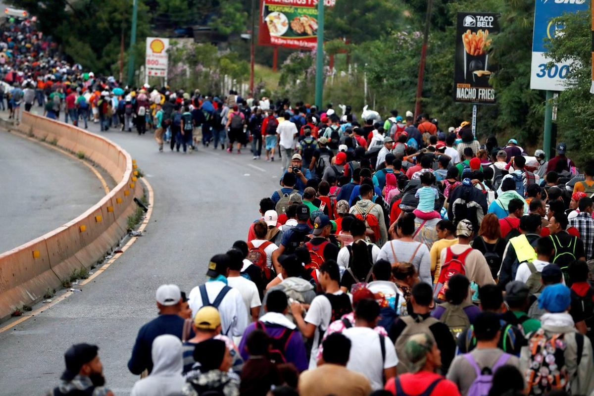 -FOTODELDIA- GU006  CHIQUIMULA  GUATEMALA   17 10 2018 - La caravana de migrantes hondurenos sigue su paso hoy  miercoles 17 de octubre de 2018  desde la ciudad de Chiquimula rumbo al departamento de Zacapa  Guatemala   La caravana  que cumple su tercer dia en Guatemala  salio el sabado pasado desde San Pedro Sula  ciudad del norte de Honduras  con la idea de llegar a Estados Unidos  incluso a Canada  aduciendo razones de seguridad y la busca de mejores condiciones de vida  EFE Esteban Biba