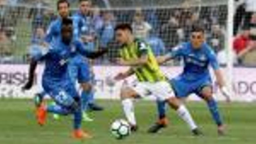 Amath N&#039;Diaye (Getafe) i Óscar Melendo (Espanyol), disputant una pilota dividida.