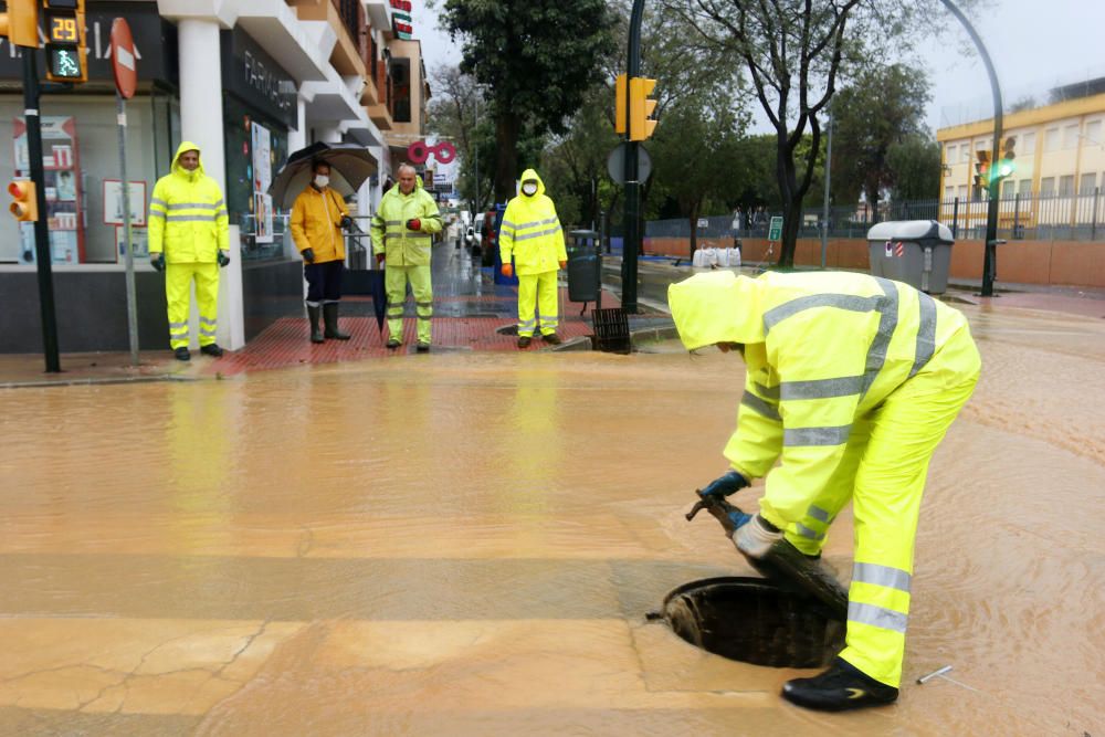 De nuevo, como a comienzos de año, el distrito de Campanillas ha sido el mas castigado por la acumulación de agua, desbordándose arroyos y anegándose muchas de sus calles.