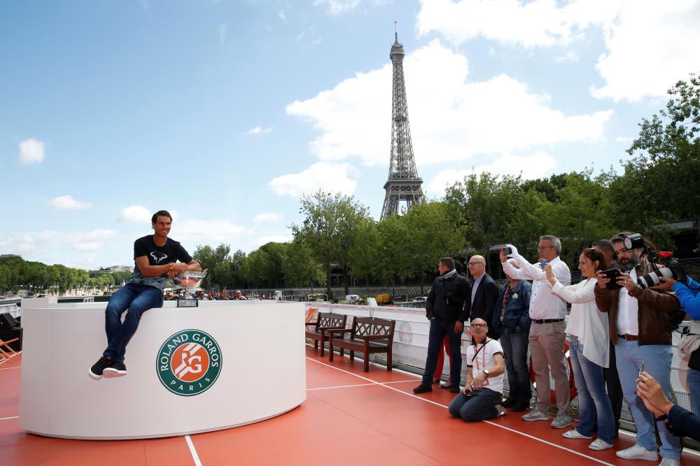 Nadal posa con su décimo trofeo de Roland Garros junto a la Torre Eiffel