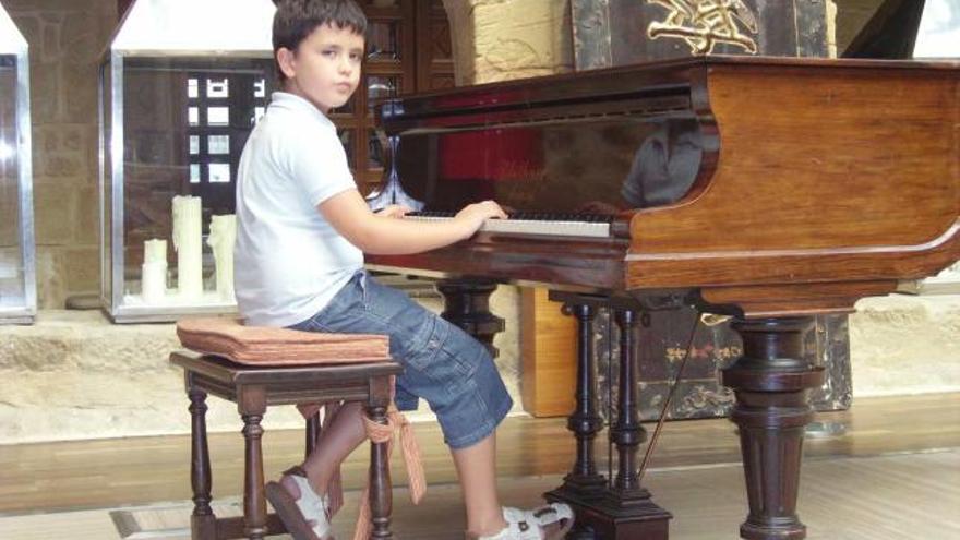 El joven Carlos Santo ante el piano.
