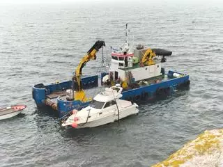 Una embarcación encalla en Ons tras desprenderse de su amarra