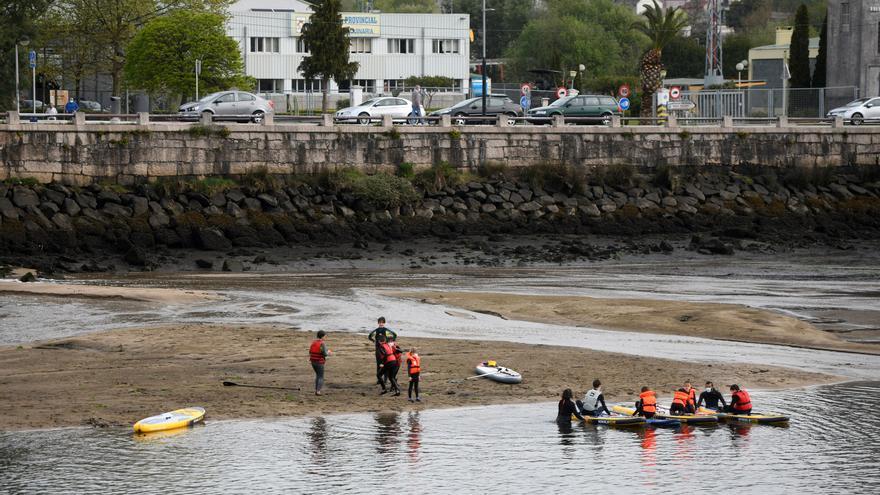 Caminando por el Lérez: las mareas vivas destapan el lecho del río