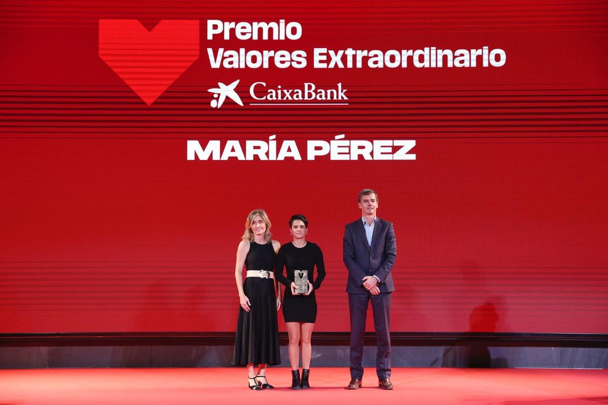 María Peréz recogió el premio de manos de Alfredo Bustillo, director de patrocinios de CaixaBank y Ainhoa Moll, adjunta a la presidencia y directora editorial de Prensa Ibérica