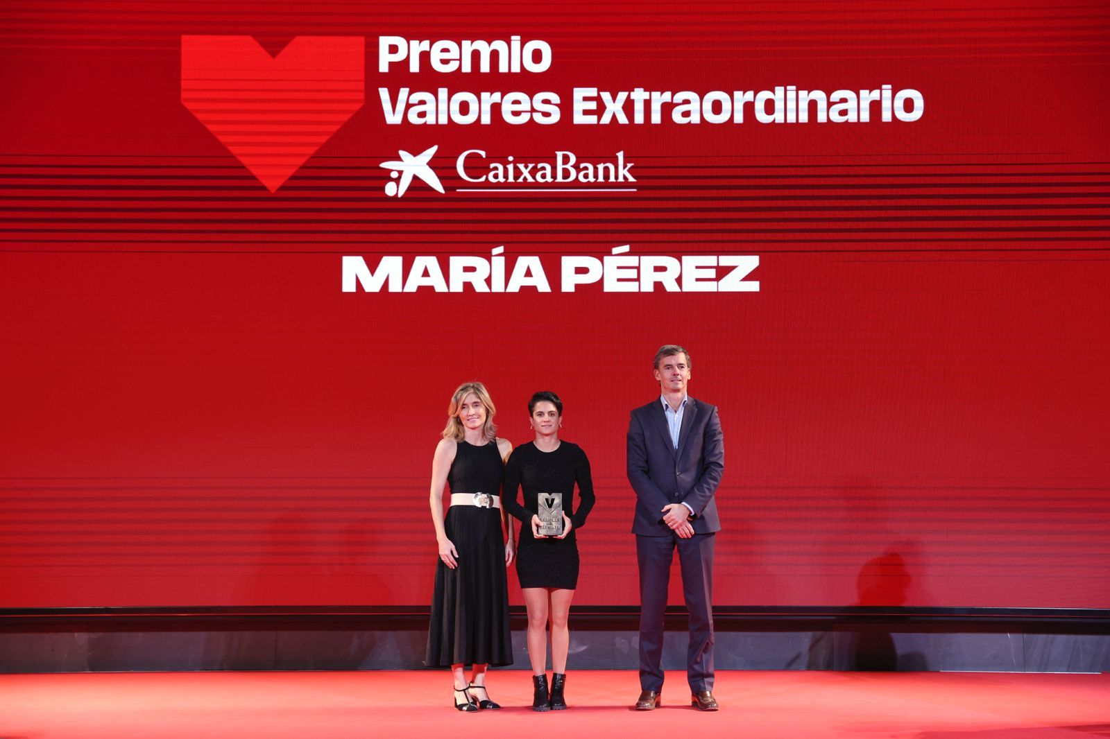 María Peréz recogió el premio de manos de Alfredo Bustillo, director de patrocinios de CaixaBank y Ainhoa Moll, adjunta a la presidencia y directora editorial de Prensa Ibérica