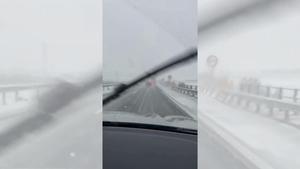 La nieve complica la circulación en la AP-68 en Zaragoza