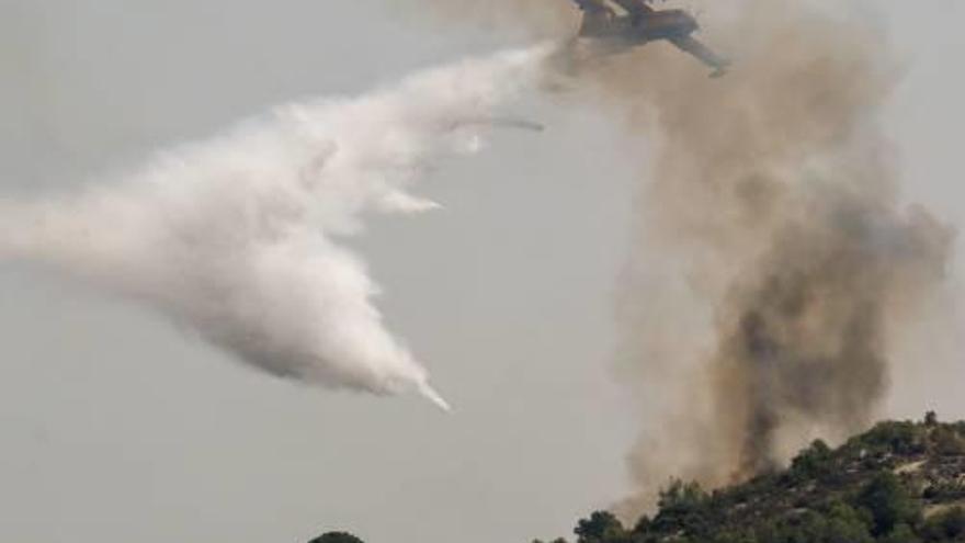 Un helicòpter intenta extingir el foc a Llutxent, de més de 1.500 ha