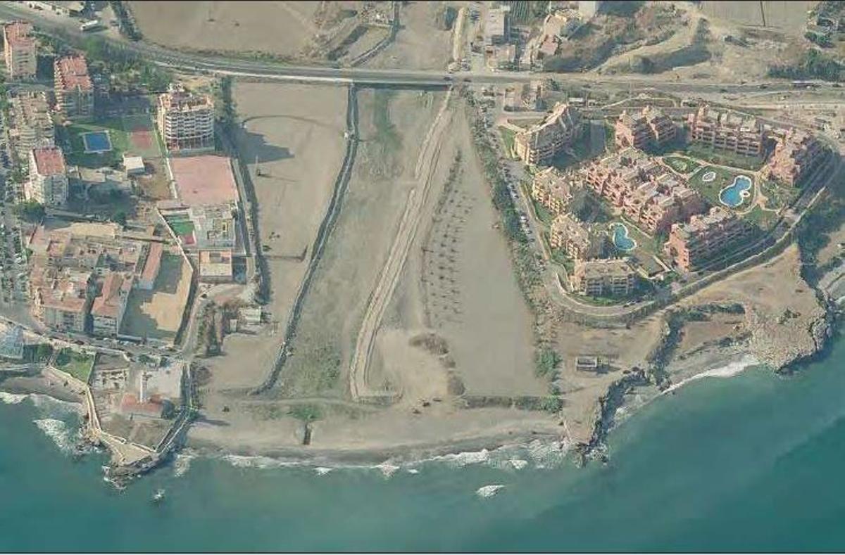 Desembocadura del río Torrox, donde se construirá la pasarela.