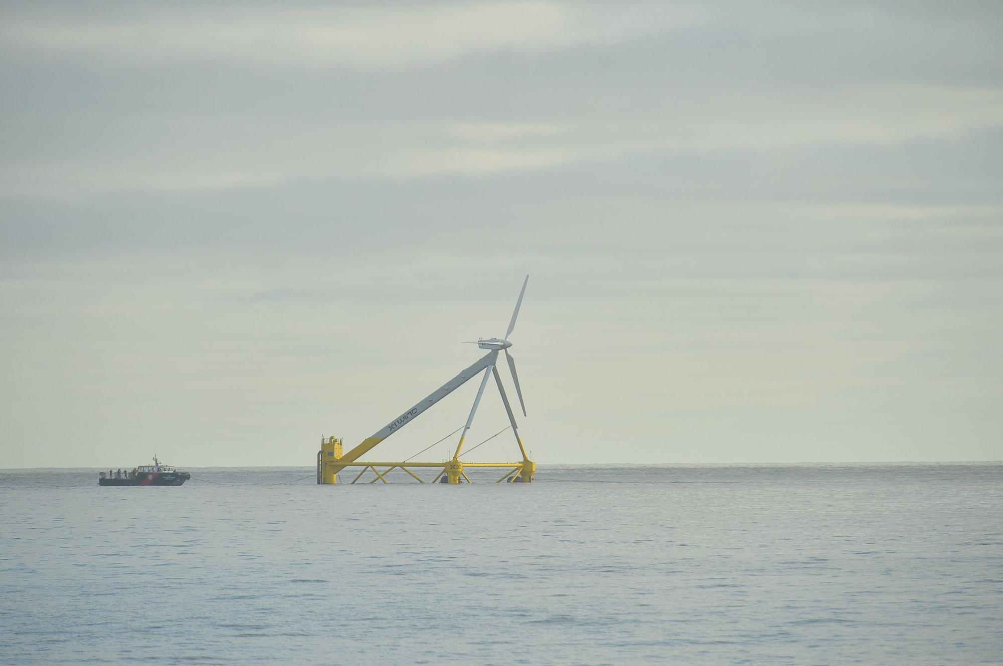 Traslado del aerogenerador flotante en San Cristóbal