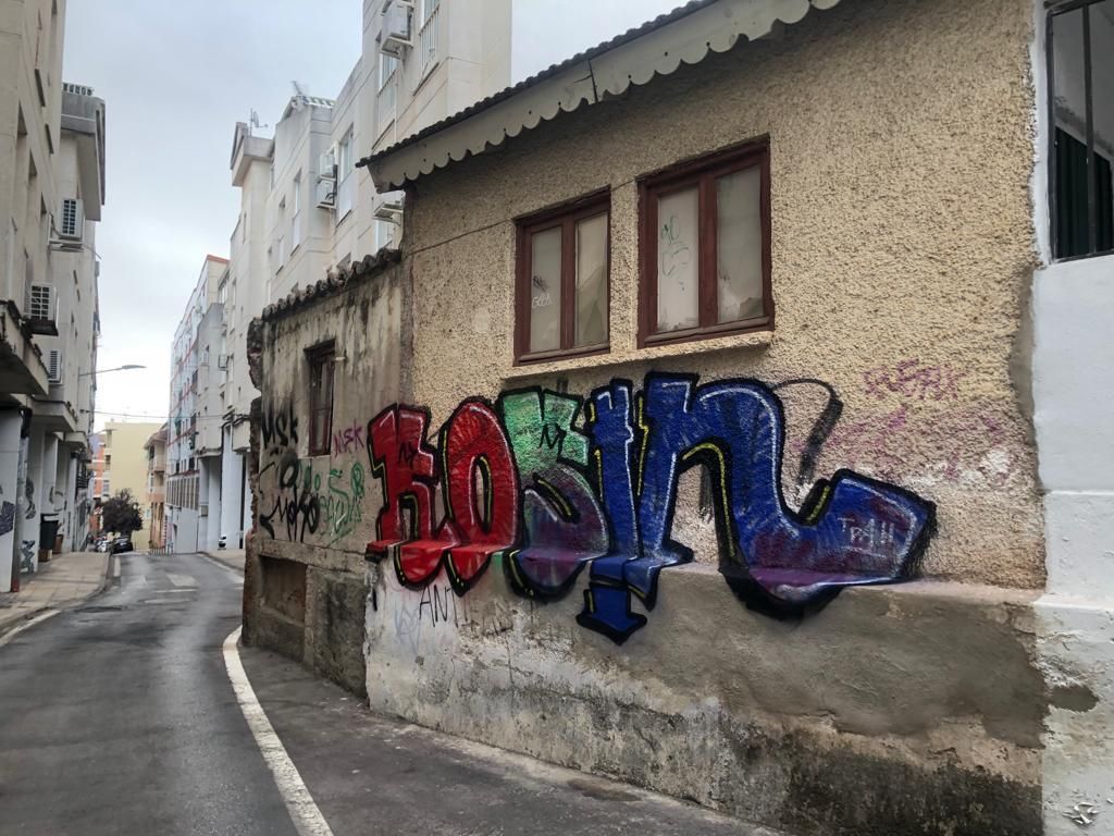 GALERÍA | La sede de Sumar, en Cáceres, amanece llena de pintadas