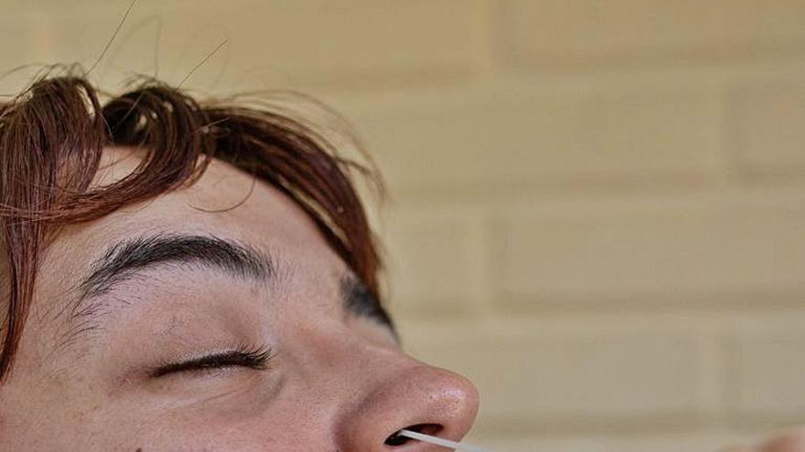 Paso 1. Introducción del hisopo o bastoncillo en ambos orificios nasales, en los que hay que rascar y dar vueltas con la esponja del final para arrastrar mucosa. | Emilio Fraile