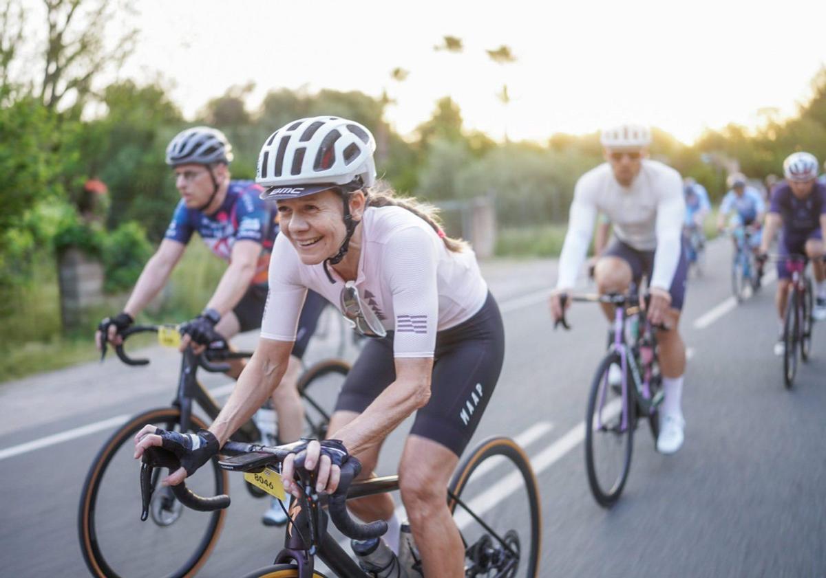 Die Radfahrer sind auf gesperrten Straßen unterwegs. Auch das macht das Radrennen so beliebt.  | FOTO: MALLORCA 312