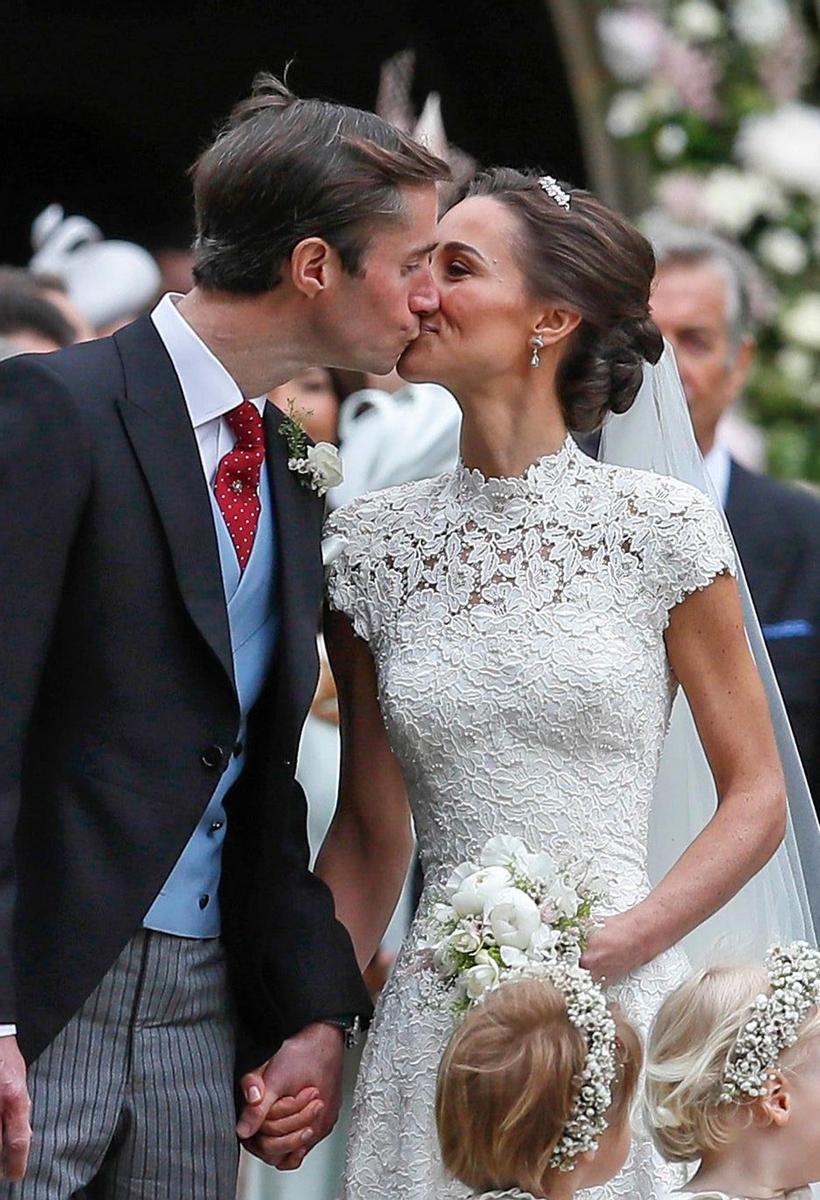 James Matthews y Pippa Middleton besándose en la boda